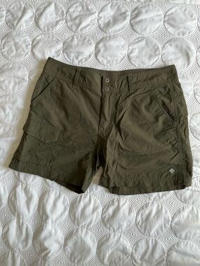 Women’s Columbia Omni-Shade Olive Green Outdoor Cargo Shorts (6)